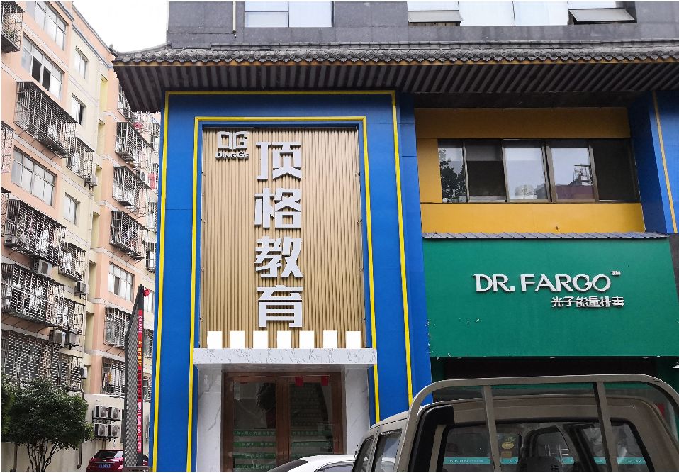 陆良门头设计要符合门店特色。