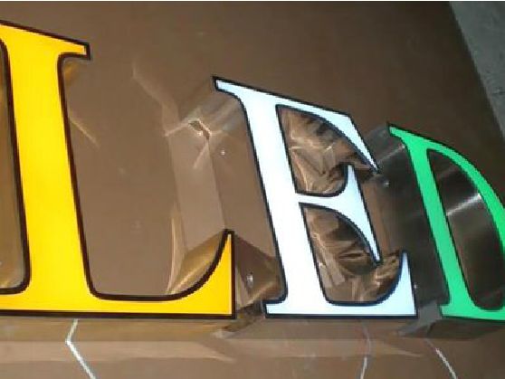 陆良介绍LED招牌的基础知识。