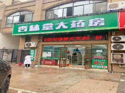 陆良铝塑板门头招牌的特点。